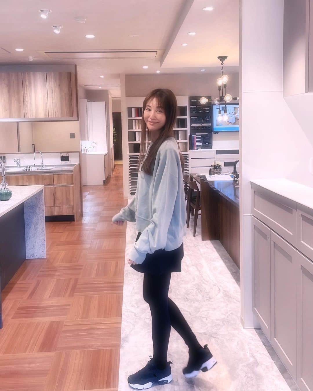 のインスタグラム：「🍳 キッチンのショールームへ  こういうのが良い！ ああいうのが使いやすい、 どんなのがお洒落かな、 など たくさん調べて  本当にしたいようには 実はできなかったんだけど できる範囲で 希望はお伝えして 選んで なんとか気に入ったかたちに なりそう、 かな、、 いろいろ決めてきました  出来上がったらお伝えするので 見てね  🙌 #タカラスタンダード  #ホームビルダー  #homebuilder #kitchen #tokyo #house」
