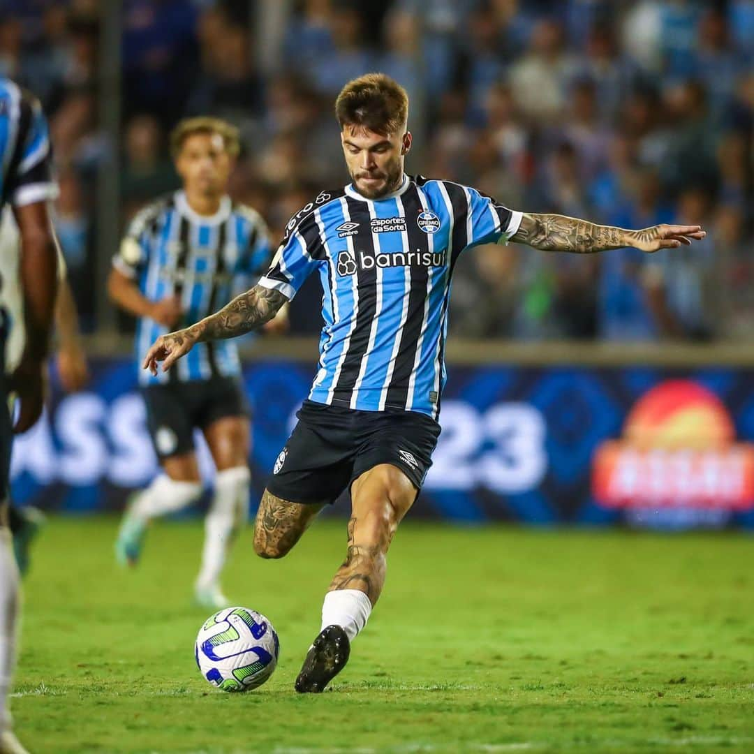 ナタンさんのインスタグラム写真 - (ナタンInstagram)「Estreia no Brasileirão com 3 pontos e festa linda da nossa torcida!  Vamos por mais 💪🇪🇪  📸: @lucasuebel / GRÊMIO FBPA」4月17日 9時46分 - nathan10