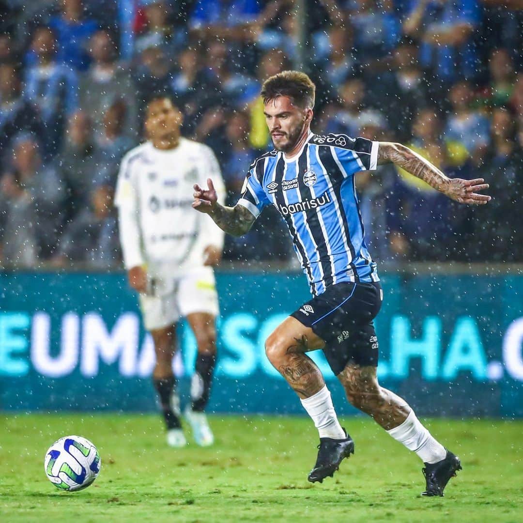 ナタンのインスタグラム：「Estreia no Brasileirão com 3 pontos e festa linda da nossa torcida!  Vamos por mais 💪🇪🇪  📸: @lucasuebel / GRÊMIO FBPA」