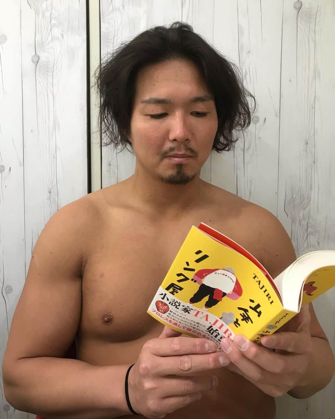 ジェイク・リーのインスタグラム：「じっくり読もう  #TAJIRI #少年とリング屋」
