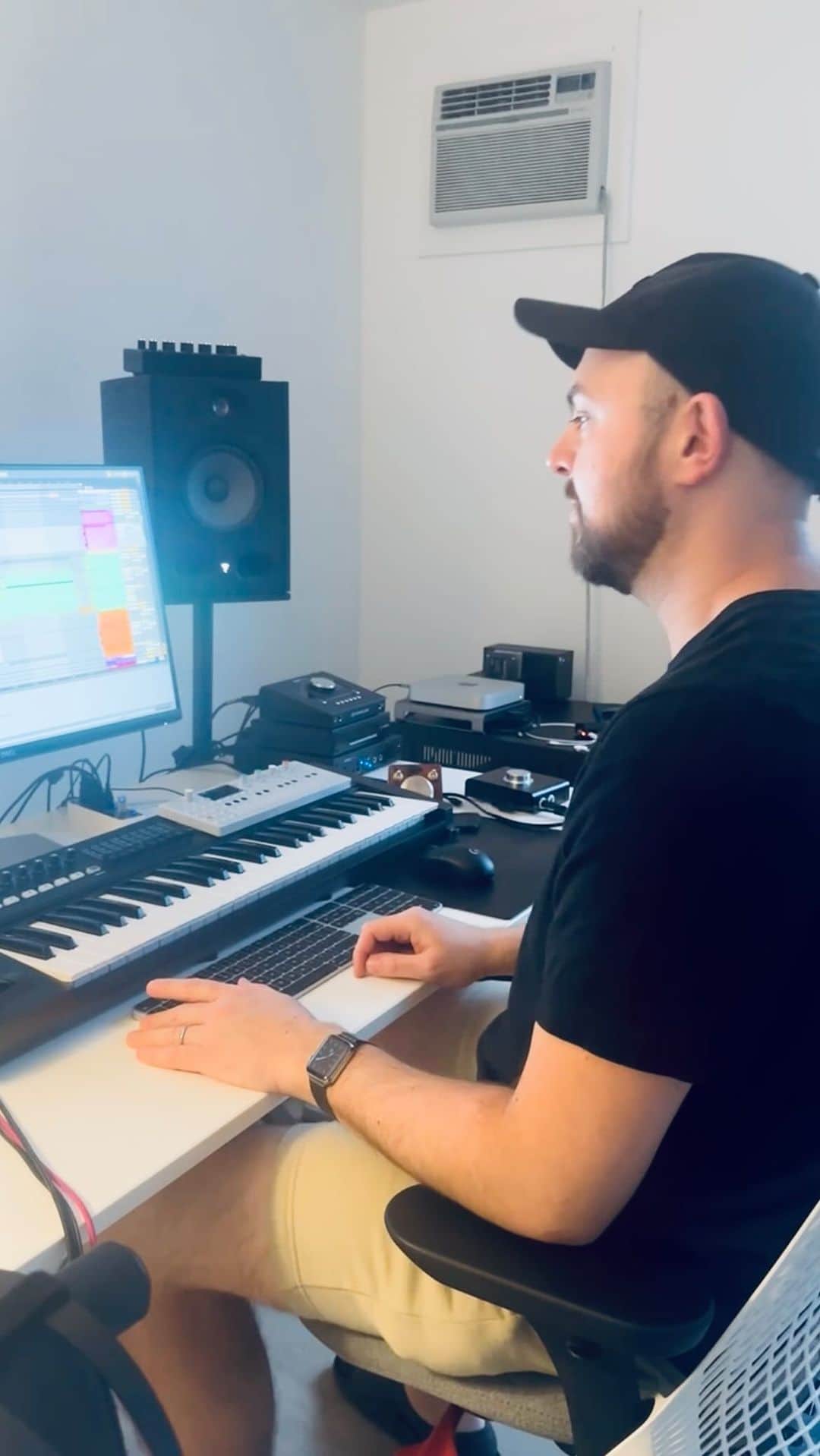 ジ・アストン・シャッフルのインスタグラム：「A glimpse on how @theastonshuffle made Too Close 🚀  Shout your production questions in the comments below 💎🔱」