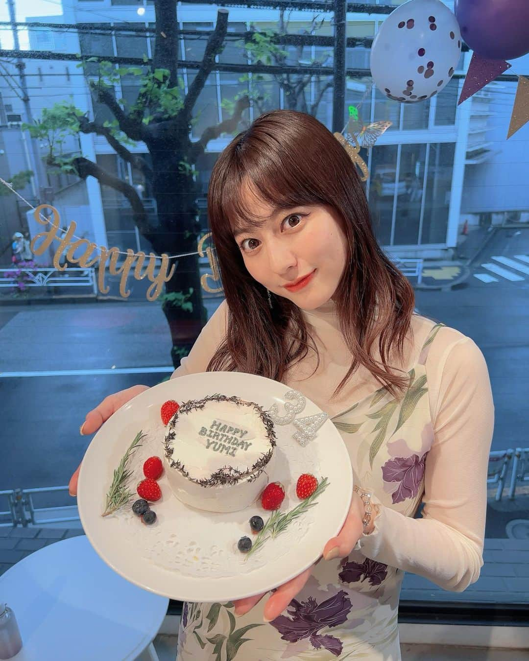 杉本有美のインスタグラム：「34歳Birthday Eventに ご参加いただき、ありがとうございました😍 お花やお手紙、プレゼントもありがとう💕  そして、事務所関係者のたくさんの方のご協力のお陰で実現することができました。 本当に感謝です。  またみなさんに会えるように頑張ります💕」