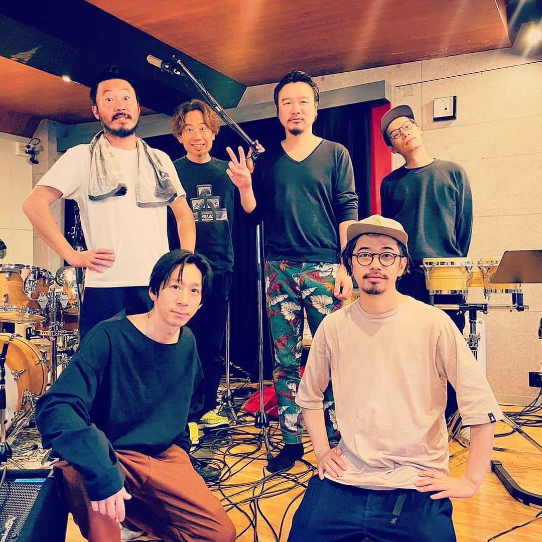後藤正文のインスタグラム：「I’m working as an engineer in the album by the band called LINK.  I look like an orthodox indie rock uncle. Oh my God! 😂  バンドは楽しい。  #link #asiankungfugeneration #yokosuka #yokohama #rockband」