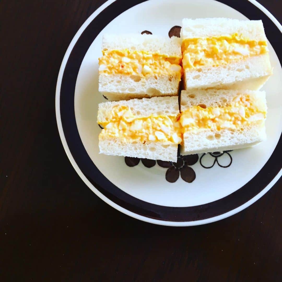 志摩有子さんのインスタグラム写真 - (志摩有子Instagram)「久しぶりにセントルザベーカリーの角食パンを入手したので、さっそく卵サンドに。生のままが美味しい角食にゆで卵をつぶしてマヨネーズと練乳少々を隠し味にあえたものを。ふわふわ〜！」4月17日 9時48分 - ariko418