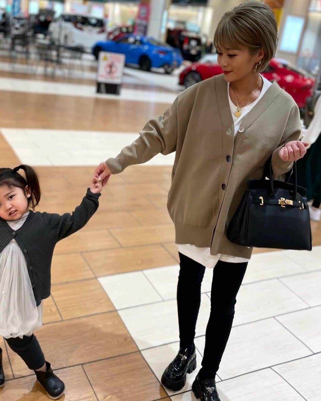 宮下美恵のインスタグラム：「りったんのお誕生日プレゼントを買いに🎁💖  誕生日当日の夜は回転寿司でしたw 一日1度は必ず、『お寿司行こ🍣』と言うりったん😂 回転寿司のおもちゃも持っているせいか？回転寿司が大好きww  ストーリーからbagの質問ありましたが、こちらは再、再、再入荷のmie's selectで一番人気のbagです♡ 取り外し可能ミニチャームと、肩掛け可能ストラップ付き。  インナーのロンTは新作です♡ ブラックもございます♡ 一年中大活躍出来るこの丈感のロンTは、めっちゃオススメ！ 2色持っているけど、ホワイトはもう一枚追加予定なくらいです！ 一枚で着るなら、ブラックオススメです♡  通販サイトは、アカウントトップのURLからご覧ください♡」