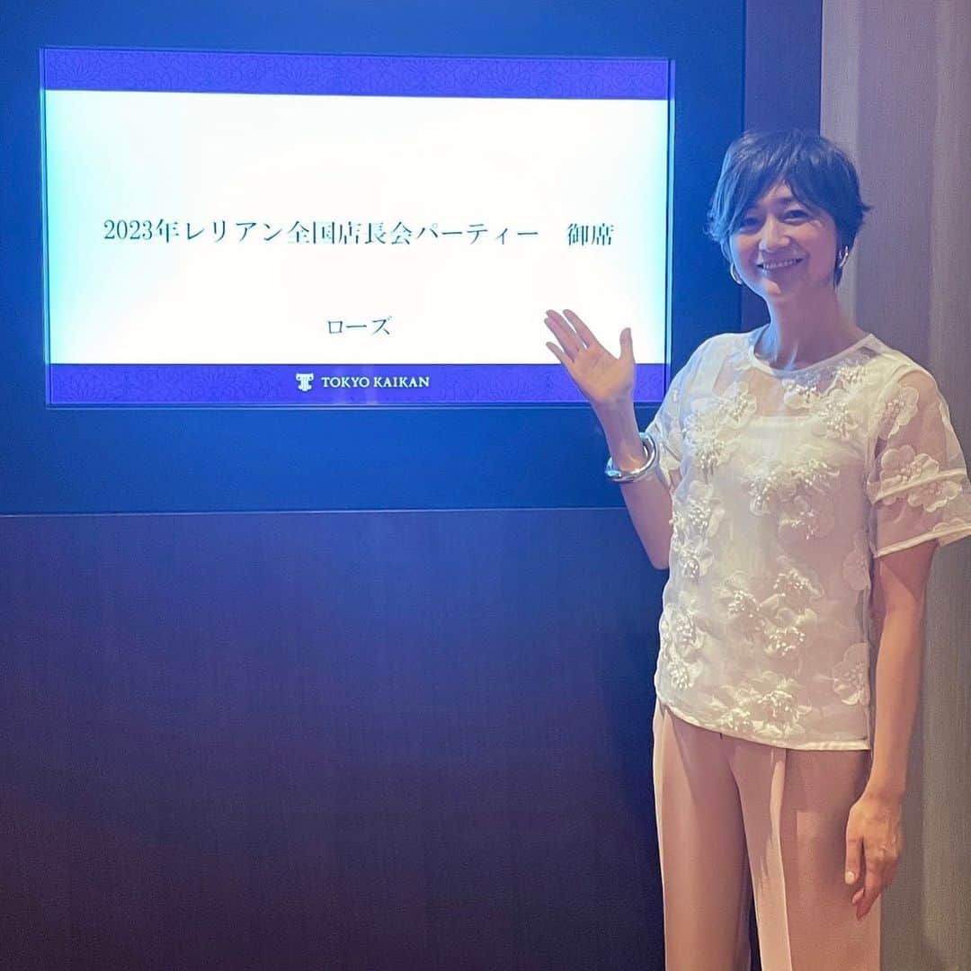 のインスタグラム：「約4年ぶりに開催されました「レリアン全国店長会」にサプライズゲストとして登壇させていただきました！ 前日からドキドキでしたがサプライズはどうやら成功したようです✌︎ 全国の店長さま、ありがとうございました♡ スワイプ2枚目…まさかこんなに大きなスクリーンでドアップになっていたとは😱 スワイプ3.4枚目…もちろん衣装は、 @leilian_by_tomiokayoshiko  を着用いたしました。 この日はあえてボリュームのあるアクセサリーを選び甘さをトーンダウンさせてみました。 この夏プライベートではオーガンジーブラウスをカジュアルなデニムにコーディネートしたいと思っています。 やっとイベントが復活の兆し。 皆様にもお会いできますように♡ アイテムについてはスワイプ＆タップしてみてくださいね！」