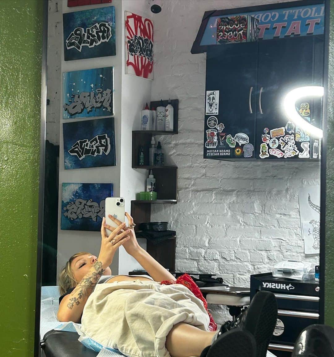 グレース・ヴァンダーウォールのインスタグラム：「@mini.chani slayed my lil goddess lady on my forearm💋 love y’all, miss you. singing and seeing you very soon x」