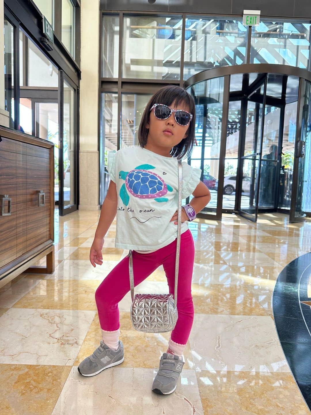 のインスタグラム：「Where does she learn to pose like this?? lol  Oh and those socks!!😆💕🤣 LOVE And that last pose🤣  一体どこでそんなポーズ習ってくるの??w  それに、その靴下!!😆💕🤣 最高🫶🏻 も〜最後のポーズも🤣」