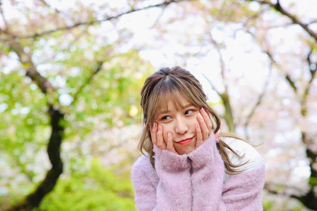 井上麗夢さんのインスタグラム写真 - (井上麗夢Instagram)「🌸  おはよう！ 最近風邪気味で 身体しんどかったりするけど 外が晴れてるだけで なんだか身体も 元気になった気がする✨  今日はしんどかったら病院に行こうかな？ って思ってたけど なんかいけそうな気がするので(?) パン屋までお散歩でもしようかな😌  #桜 #桜撮影 #靖国神社 #千鳥ヶ淵 #九段下  Photo by @sarassiee52   _ _ _ _ _ _ _ ⁡ ⁡ #맞팔　#데일리　#소통 #좋아요반사　#오오티디　	#패션 ⁡ #igers #tflers #ootd #fashion #hairstyle ⁡ #コーデ #ヘアアレンジ #撮影会 #撮影会モデル #撮影スポット」4月17日 10時00分 - remu_inoue