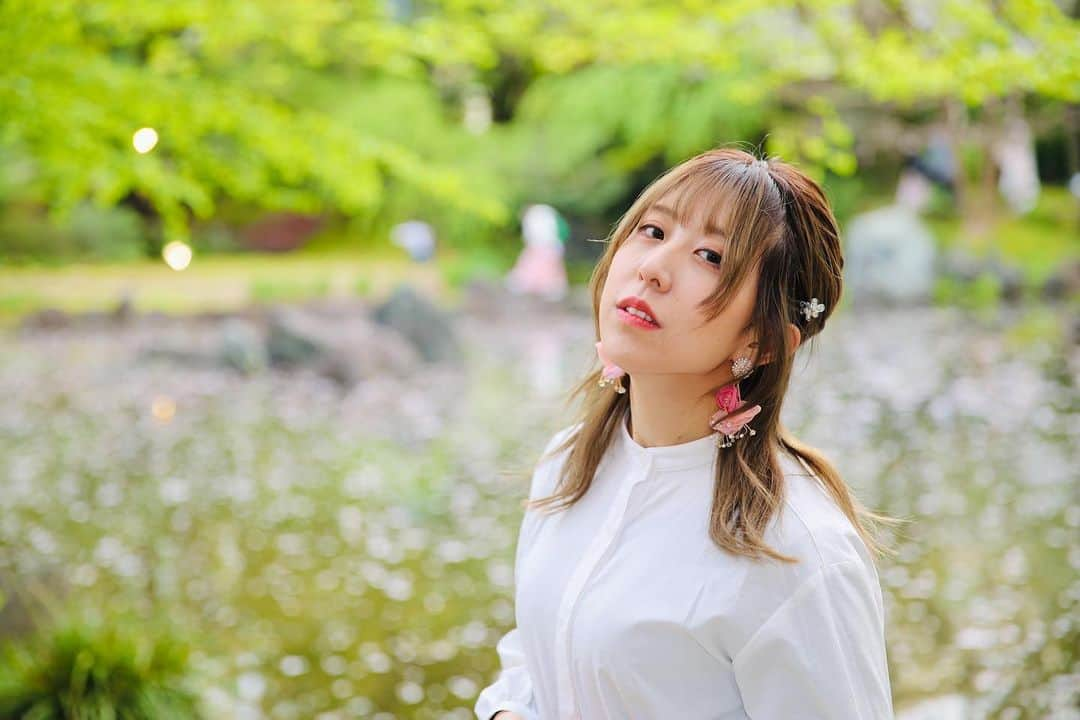 井上麗夢のインスタグラム：「🌸  おはよう！ 最近風邪気味で 身体しんどかったりするけど 外が晴れてるだけで なんだか身体も 元気になった気がする✨  今日はしんどかったら病院に行こうかな？ って思ってたけど なんかいけそうな気がするので(?) パン屋までお散歩でもしようかな😌  #桜 #桜撮影 #靖国神社 #千鳥ヶ淵 #九段下  Photo by @sarassiee52   _ _ _ _ _ _ _ ⁡ ⁡ #맞팔　#데일리　#소통 #좋아요반사　#오오티디　	#패션 ⁡ #igers #tflers #ootd #fashion #hairstyle ⁡ #コーデ #ヘアアレンジ #撮影会 #撮影会モデル #撮影スポット」