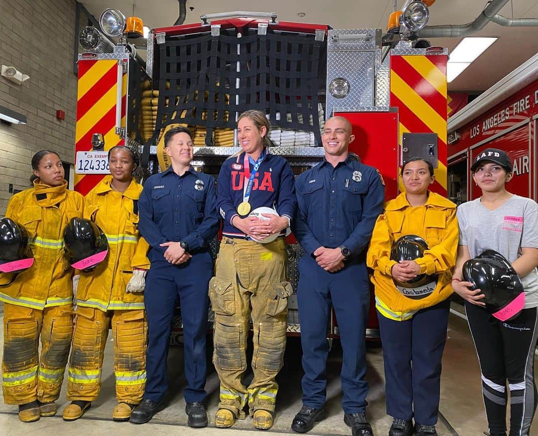 エイプリル・ロスのインスタグラム：「Got to visit @losangelesfiredepartment during their annual Girls Camp (and participate a little bit 🤗), such a cool experience for those girls! Firefighting is no joke and the men and women who commit their lives to protecting their/our communities are true HEROES🙏🏼 Grateful I get to help in my own little way❤️🇺🇸」