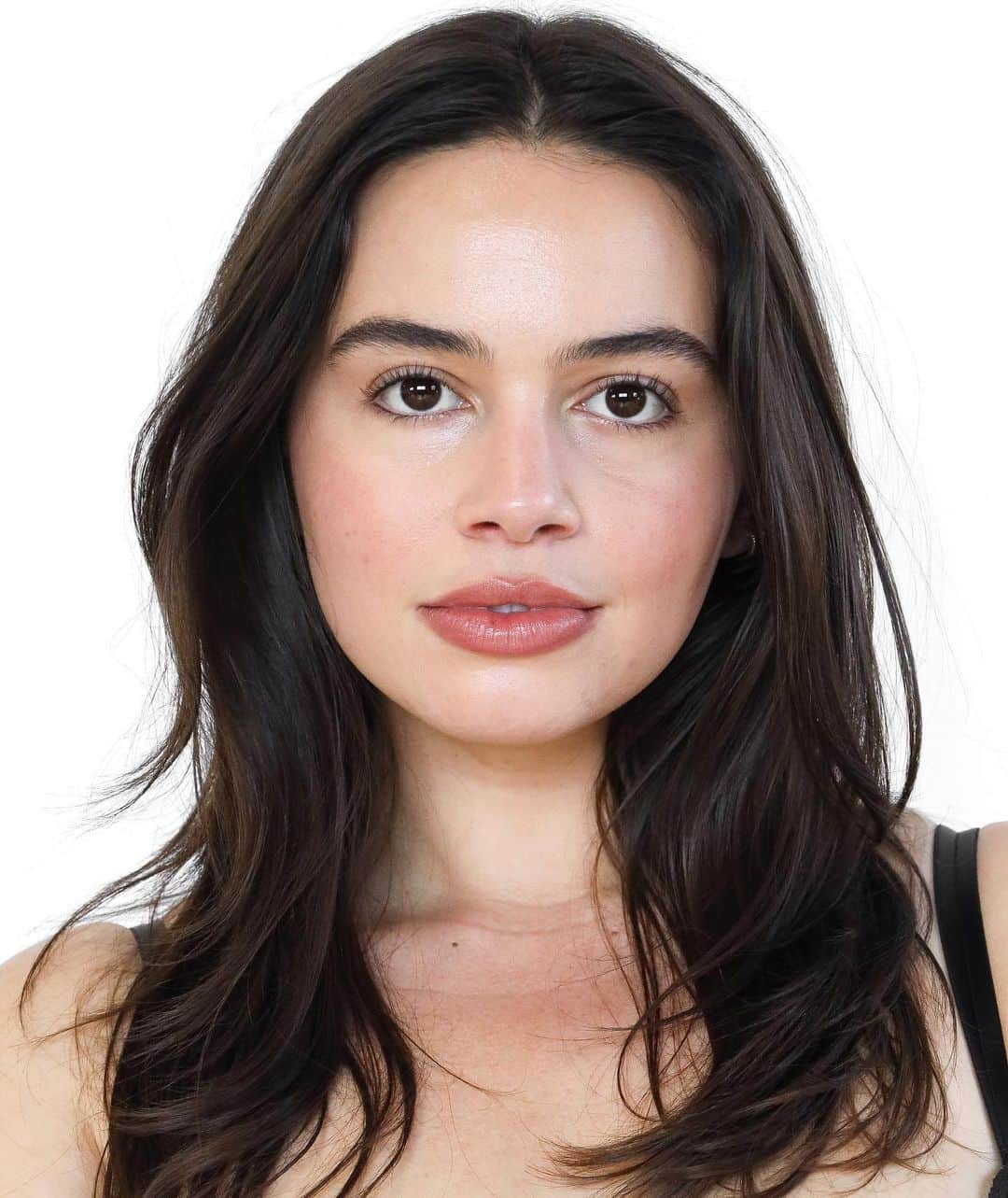 ライリー・ティコティンのインスタグラム：「Bonjour, c’est moi. #newdigitals #sameme」