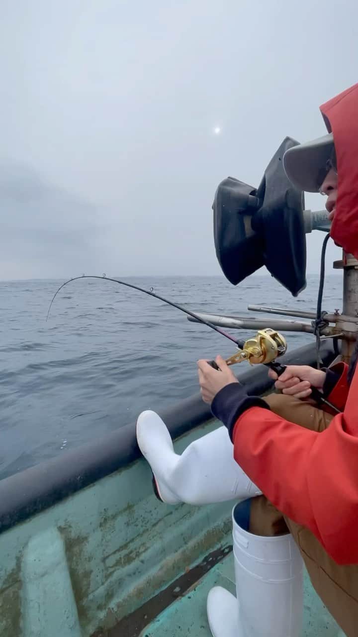 あきらかにあきらのインスタグラム：「初の船釣りをしまして、魚を釣る大変さを知りました。これからお魚を食べるときは一層感謝の気持ちを持ちたいと思います。世界中の漁師さんいつもありがとうございます😭」