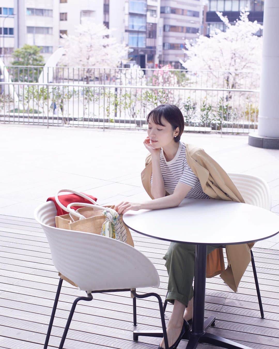 佐藤愛子のインスタグラム：「桜がまだ咲いていた頃の写真。  最近は新緑が綺麗でわたしの気持ちも前向きにしてくれちゃうありがたい季節になりました。  今月は自分の誕生日もあるし、盛大に自分でお祝いしたいと思います。何をプレゼントしようか、何を食べようか。  この考えてる時間が楽しいなぁ。 旅も、計画立ててパッキングしてる時、楽しすぎない？  パンツ @tomorrowland_jp  バレエシューズ　@repetto_japan  ピアス　@official_mikimoto  カバン　@muji_global  スカーフ　@manipuri_jp  トップス　@uniqlo   📷　@takikawayayoi」