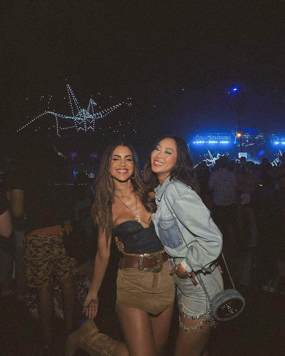 Camila Coelhoさんのインスタグラム写真 - (Camila CoelhoInstagram)「🎡DAY 2 - #Rosalia and #BlackPink in one night? My feet hurts from dancing 🎶😆 #Coachella   #festival #friends」4月17日 10時34分 - camilacoelho