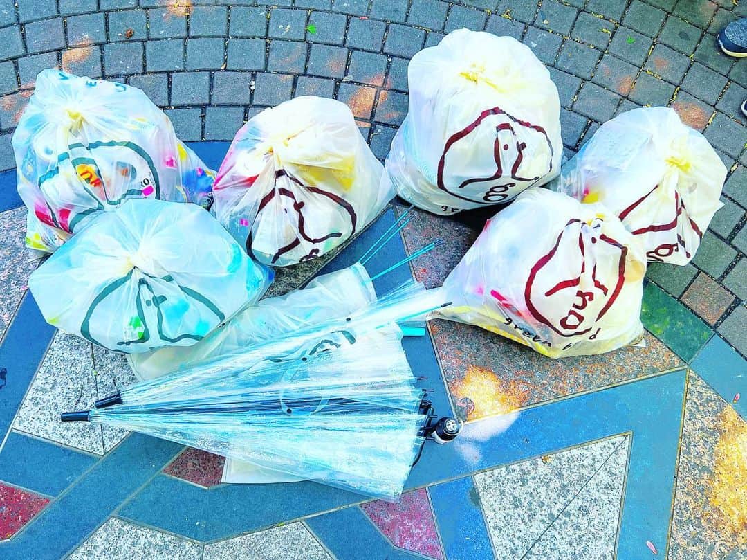 YOKANさんのインスタグラム写真 - (YOKANInstagram)「《朝そうじ》  グリーンバード  表参道チームによる  表参道の 朝そうじに参加して  ゴミ拾いの ボランティアをして来ました❣️  原宿は快晴なり…☀️  ぽっかぽか陽気で  みんなで楽しく ゴミ拾いができました…🚮  みなさま  笑顔でステキな1日を…💓  #greenbird  #greenbirdomotesando  #harajuku  #omotesando  #morningcleaning  #pickuprubbish  #volunteer  #YOKAN  #yokanvolunteer  #haveanicedaywithasmile  #グリーンバード  #グリーンバード表参道  #原宿  #表参道  #朝そうじ  #ゴミ拾い  #ボランティア  #YOKANボランティア  #笑顔でステキな1日を💓」4月17日 10時43分 - yokanstudio