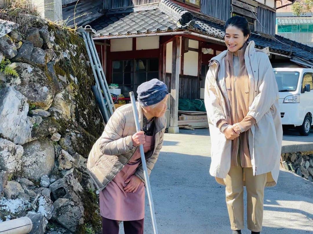 小雪のインスタグラム：「昨日よりレギュラー放送が開始されました NHK Eテレ「小雪と発酵おばあちゃん」 毎月、再放送やNHKオンデマンドなどでのご視聴も可能です。 今回の発酵料理は滋賀の 幻の漬物「畑漬」 天空の地と言われる畑地区の穏やかなおばあちゃんキミコさんをお訪ねしました。 是非ご覧ください。  再放送は 4月17日（月） 午後1:30〜午後2:00 NHK Eテレ」