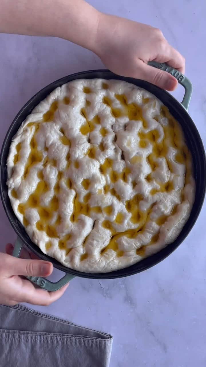 Staub USA（ストウブ）のインスタグラム：「Onion Focaccia 🧅 made in the @staub_usa double-handled pan, included in the NEW Stackable 5-Piece Set, available in SAGE 🍃 exclusively at Williams Sonoma. Shop and get the recipe with the link in bio. #madeinstaub」