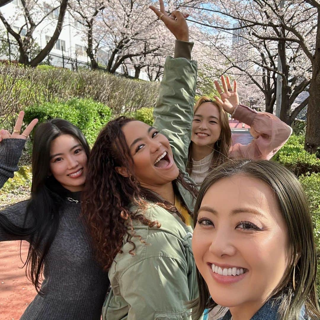 Crystal Kayのインスタグラム：「先日の撮影の合間にラッキー花見タイム。ガールズと幸せモーメント🥰Got in a mini lucky secret hanami in-between our shoot a few weeks ago 🌸」