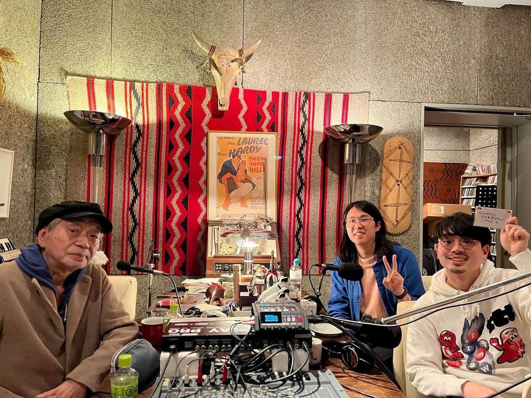ハマ・オカモトのインスタグラム：「📻 interfm「Daisy Holiday!」 最新回はジンジャールート(@gingerrootmusic ) そして細野晴臣さんがゲスト(?)です。 ※はてなの意味はぜひ聴いて確かめてみてください。  キャメロンと初めて会った日に "日本に来る時、細野さんに会えたらいいね。 そんな事ができたら最高だね"という話をした事が、 現実になりました。  彼の日本語が達者なのも、 日本のポップスを下敷きにした楽曲を作るのも、 YMOの音楽を聴いた事がきっかけなんだそうです。 そんな彼が、細野さんのスタジオで、 細野さんと話している姿を横で見られてとても幸せでした。  ちなみに、そんな話を細野さんとしたこの日の収録は 3/28でした。  ぜひ、2人がおしゃべりしている模様を聴いてみてくださいね。」