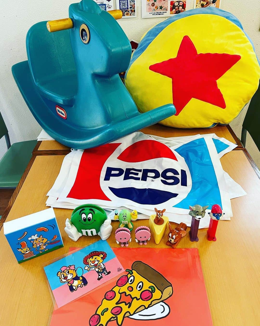 のインスタグラム：「改めまして おはようございます😃 本日より通常通り 11:00〜オープンいたします🌈 イベント価格にして残ったおもちゃやピンバッジ達は価格そのままにしておりますので、大変お買い得です🤩  昨日の購入品… 体積デカくなる原因🤣 お店に飾らせていただきます🌟  🚨4/29(土)30(日)アメ村BIGSTEPでのイベント出店の為、終日お休みです🚨  ディズニー関連グッズは在庫一掃セール中‼️  (店頭ではお支払い方法へ現金のみとなります💸) JAPAN only for sale🇯🇵  ⭐️金土の夜は21時まで営業🍺  🍰自家製ケーキや カラフルな #カップケーキ🧁や自家製ケーキ🍰 イートイン、テイクアウトどちらも可能です😋 売り切れ次第終了となります🙇‍♂️  トイストーリー🧸カーズ🏎 ミッキー などディズニー系🏰 アメ雑🇺🇸 販売コーナーございます🤖🚗 主にアメリカから輸入したおもちゃ達🇺🇸  📝定休日は水曜日😪 📝住所は京都府ですが信号1つ越えれば奈良市です🦌 📝#奈良駅、高の原駅 よりバスで20分🚌 #奈良公園 から車で10分 🚗 #プリンの森 から車で5分🚗  My shop is close to Nara Park🦌 about 20min by Bus🚌 I'm looking forward to you  visiting my shop🌈 Open 11:00〜18:00🌈 Wed is regular holiday😪 When you will come. Please DM📩  #奈良#カフェ#ランチ#ケーキ#奈良カフェ#木津川市#トイストーリー #カーズ  #ミニカー#トミカ じゃないよマテルだよ🚗　#リトルグリーンメン#アメリカン雑貨#アメリカン#ガレージ#ヴィンテージ #レトロ　#アメトイ　#トイストーリー5 制作中⁉️ 今のうちに色々集めておきましょう🎶」