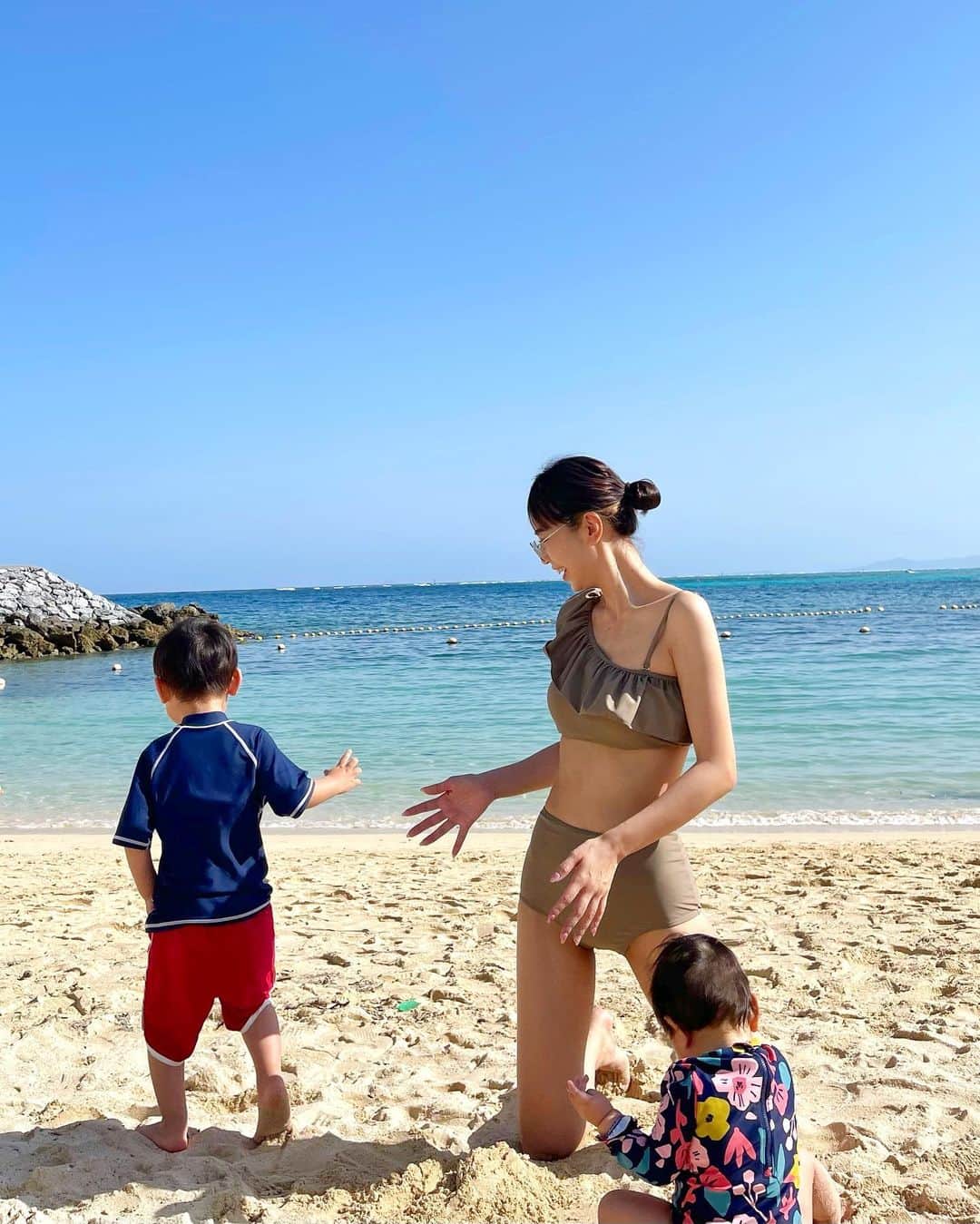 夏江紘実のインスタグラム：「. 砂山作ってたらしっかりお兄ちゃんに踏んづけられた🥹🏝☀️ 颯爽と歩いて行ってしまった🤣笑 妹ベビーも初の海にご満悦🌺 . . #沖縄　#砂浜」