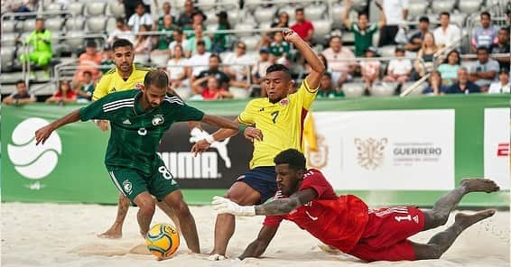 サッカー コロンビア代表チームのインスタグラム：「📸 🏖️⚽️ Imágenes del partido de nuestra Selección Colombia de Fútbol Playa 🆚 Arabia Saudita por la Acapulco Beach Soccer Cup 2023, en donde nos coronamos campeones.  Fotos: @beachsoccerworldwide   #TodosSomosColombia 🇨🇴」