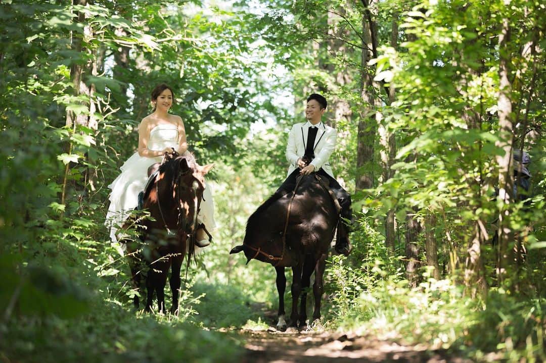 STUDIO SOLAのインスタグラム：「⁡ 【北海道の大自然で最高のフォトウェディング🌸】  クラークホースのロケーションは北海道らしさを感じていただけるロケ地として毎年多くの方からご要望を頂くロケ地です✨  毎年大好評の 北海道スタジオSOLAが 2023年は6月〜10月で期間限定OPEN☀️  ⁡ 詳しくは最寄りの店舗までお電話またはメールにて お気軽にお問い合わせ下さい😀 ⁡ 今年は札幌に新店舗が4/29にオープンするので 札幌店で和装撮影を行い、美瑛店で洋装撮影行うのも可能です✨ 6月なら札幌オープン記念での特別割もご用意してますので要チェックです♫  デコルテ公式アカウント ▷▷ @decollte_weddingphoto ⁡ スタジオアクアSOLA ▷▷ @studiosola_hokkaido  ⁡ ⁡ #d_weddingphoto #デコルテフォト #スタジオソラ #美瑛前撮り　 #スタジオSOLA #北海道ウェディング　 #撮る結婚式 #ウェディング #ウェディングフォト #フォトウェディング #フォトスタジオ #花嫁 #プレ花嫁 #卒花嫁　 #関東花嫁 #リゾートウェディングフォト #花嫁準備 #前撮り #道産子花嫁さんと繋がりたい  #道産子花嫁  #結婚式準備  #ヘアメイク #洋装前撮り #和装前撮り #ドレス試着 #北海道前撮り  #ウェディングフェア #プレ花嫁さんと繋がりたい #全国のプレ花嫁さんと繋がりたい #日本中のプレ花嫁さんと繋がりたい」