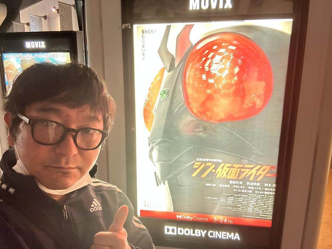のインスタグラム：「「シン・仮面ライダー」を鑑賞。トレンディに変身する前の姿で観ました。僕のトレンドマークは赤いマフラーじゃなてピンクのセーターです。  #シン仮面ライダー  #映画鑑賞  #映画  #仮面ライダー  #movixさいたま  #邦画  #小石田純一 #お笑い芸人 #ものまね芸人 #映画好き」