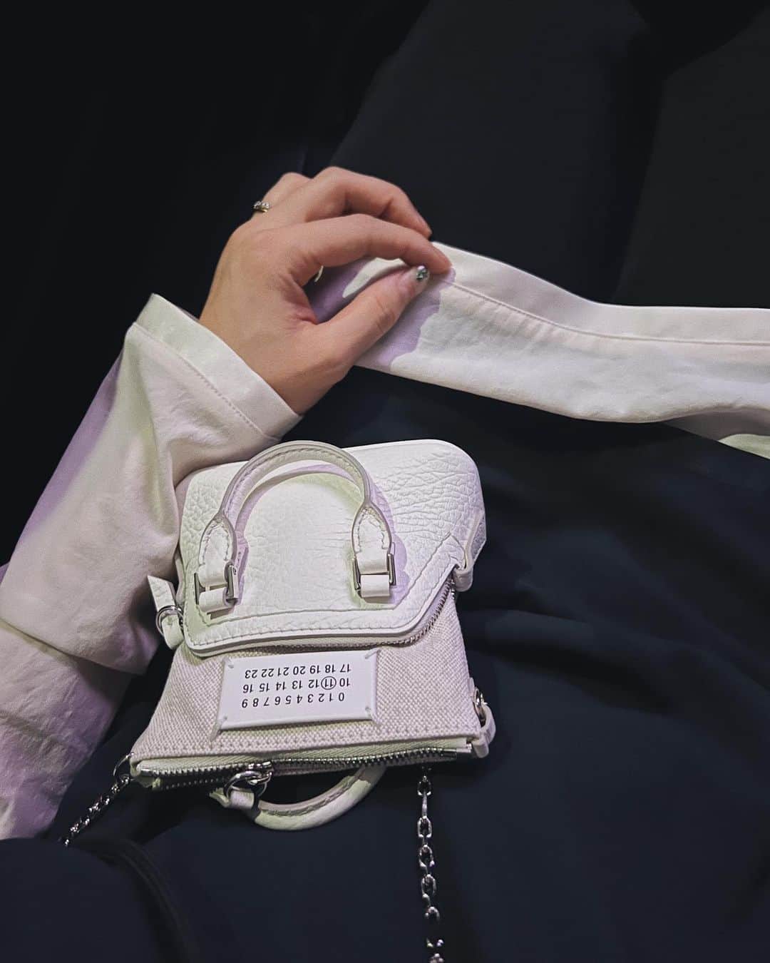 里見茜のインスタグラム：「自分への出産祝いに☺️💫 アクセサリー感覚で使える @maisonmargiela ♡  #maisonmargiela #bag#accessory#fashion」