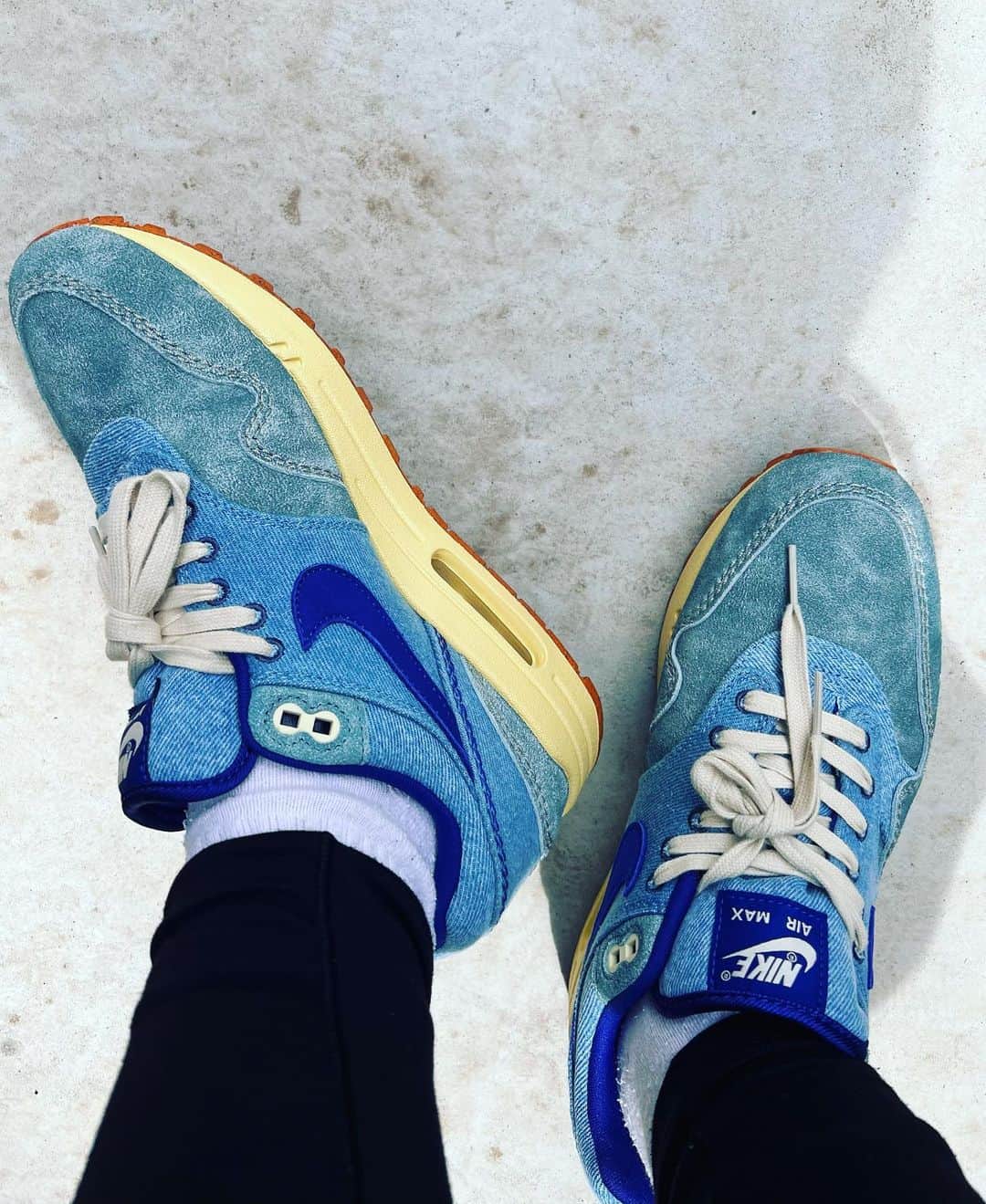 岩崎藍のインスタグラム：「. . 今日はこれ。 . .  NIKE AIR MAX 1 PREMIUM "DENIM" . .  #nike #airmax1 #airmax #airmaxkicks #airmaxviews #airmaxdrops #airmaxdrops #sneakers #sneakerheads #sneakerstylejp #sneakergallery #sneakernews #sneakerfiles #sneakersaddict #sneakerness #ai撮り」