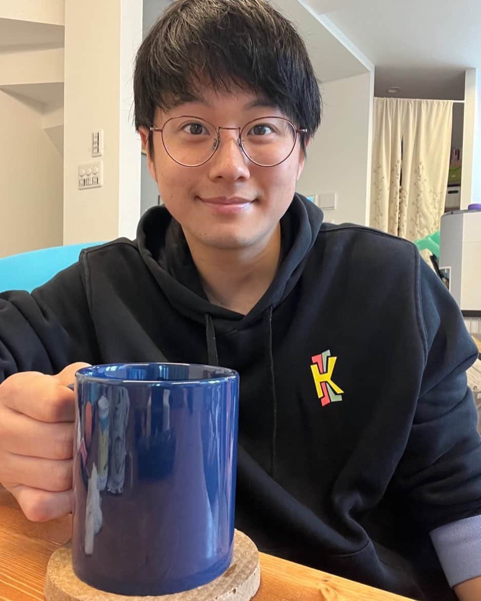フジテレビアナウンサーのインスタグラム：「コーヒー豆のかすでコースターを作りました！ 毎朝コーヒーを淹れて飲んでいますが、コーヒー豆のかすは捨ててました。 まさか、それがコースターに生まれ変わるとは！ このコースターに乗せて、毎日のコーヒーも美味しく飲んでます！！  #体感サステナWAVE #楽しくアクションSDGs #コーヒー豆 #コースター #黒瀬翔生」