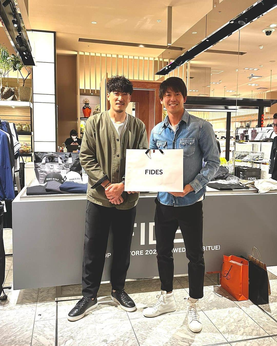 小林久晃さんのインスタグラム写真 - (小林久晃Instagram)「ISETAN MEN'S POP UP 13日目。 いよいよ残り２日です。昨日もたくさんの方のご来店ありがとうございました。 写真は先日来てくれた、湘南の山本脩斗選手です。脩斗とは10年前くらいに一緒にグアムに自主練に行って、その後も試合では会う事はあったけど、引退してからは初かな。 まだ元気に現役を続けてる彼にパワーもらえました。脩斗ありがとう。 #山本脩斗 #湘南ベルマーレ #いつかまたゴルフしよ #fides #isetanmens」4月17日 11時28分 - teruteru620