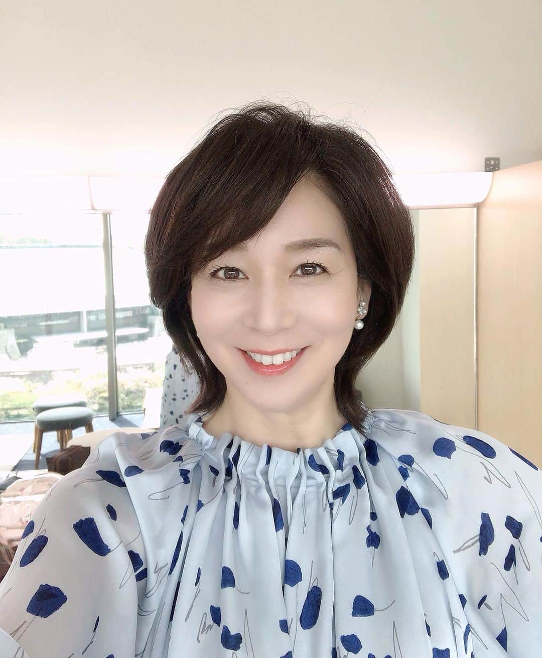 伊藤聡子のインスタグラム：「ミヤネ屋の衣装はHANAE MORI の水色の花柄ワンピースでした😊 みつばちお菓子ボックス、そしてお茶にはあの新番組のキャラクターがいました😆 #ミヤネ屋#hanaemori#明日もミヤネ屋#伊藤聡子」
