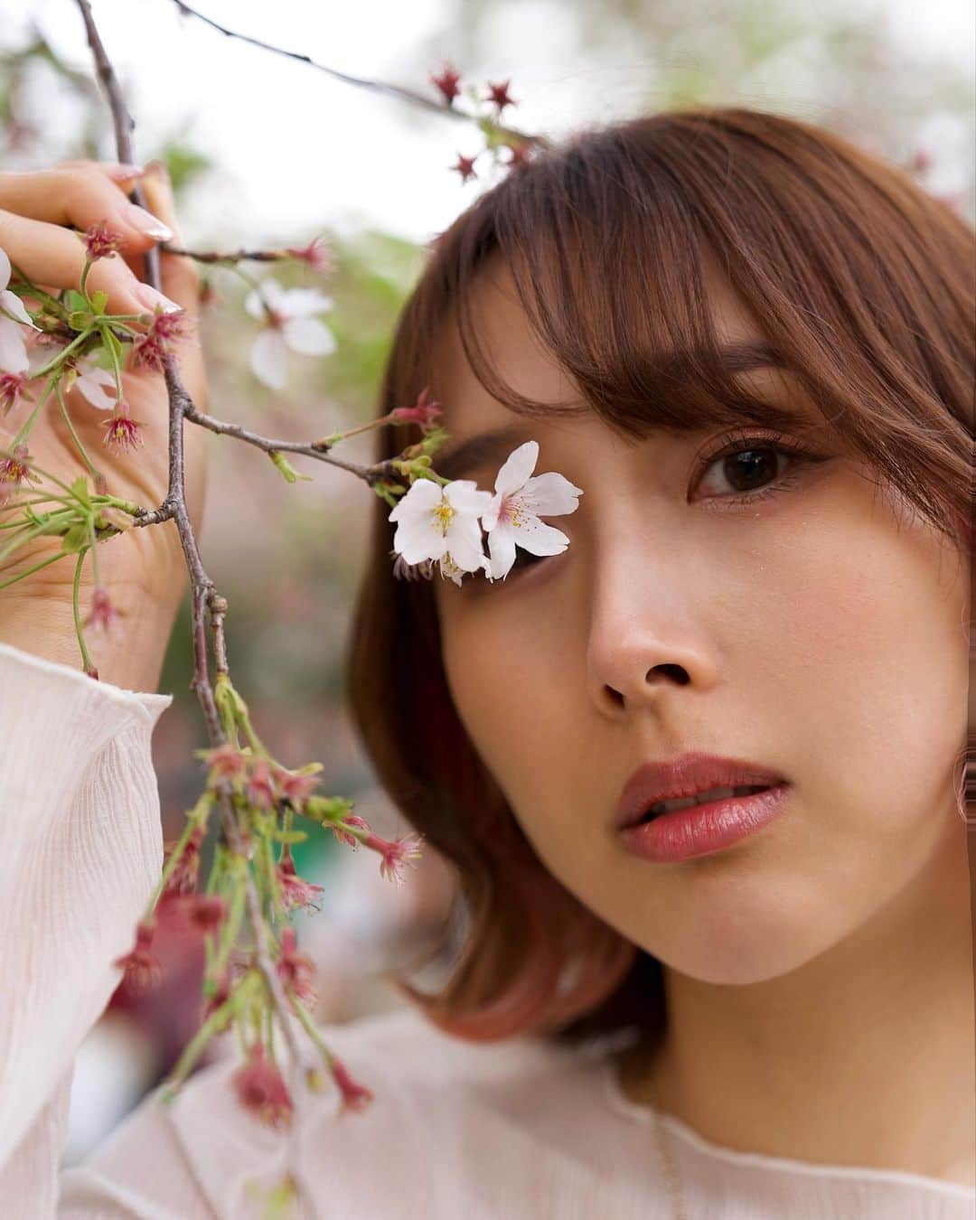 小池ジョアンナのインスタグラム：「来年も、綺麗に咲いてね🌸  👋  #sakura #cherryblossom #桜 #ポートレート #portrait #portraitphotography #ファインダー越しの私の世界」