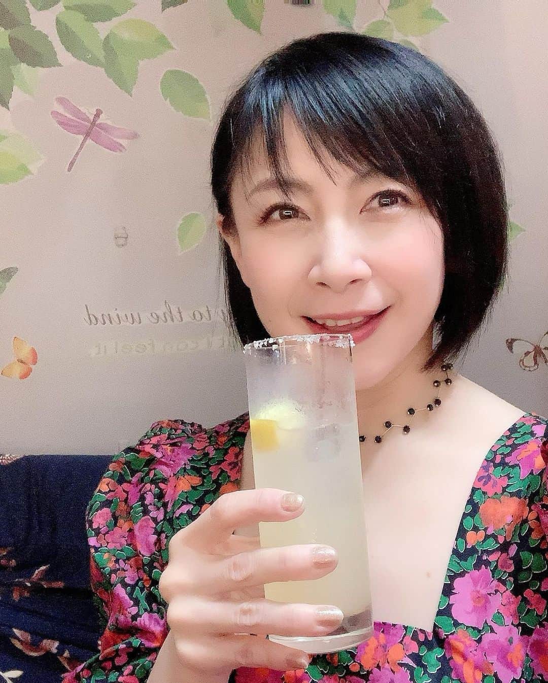 美郷あきのインスタグラム：「昨日は、2パターンのお衣装と 2種類のオリジナルカクテルでした🍸🍹  カクテルは、ノンアルもアルコールも めちゃくちゃ美味しくて🍊🍋 会場のみなさんにも喜んでいただけたようで良かったです☺️ 一緒に乾杯できてとても嬉しい✨  あさがやドラムさん全面ご協力のもと美郷あき考案カクテル生まれました💖👏  私、スノースタイルが好きなんですよね。笑  ライブ後にいただいたアルコールは美味しすぎてすぐ飲んじゃいました。 満面の笑みの私。笑  #オリジナルドリンク #オリジナルカクテル #コラボドリンク #スノースタイル  #美味しい  #あさがやドラム さん #美郷あき #お酒好き」