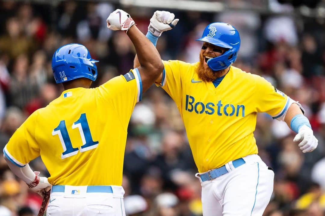 ジャスティン・ターナーのインスタグラム：「On the board 💪🏽 #bostonstrong💙💛」