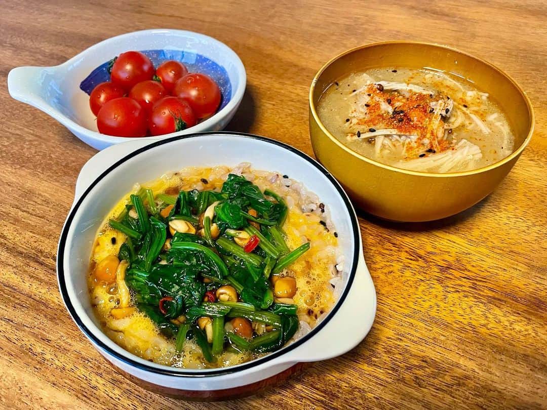 西野未姫のインスタグラム：「1人ご飯  トマト 豚汁 卵かけご飯（ほうれん草なめこかけ）  #自炊 #卵かけご飯 #大好き #おすすめアレンジレシピあったら教えてください」