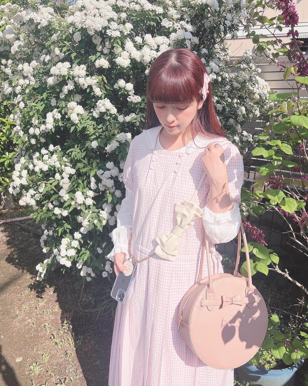 青木美沙子さんのインスタグラム写真 - (青木美沙子Instagram)「自宅の庭のこでまりが満開でした♡♡♡ @pinkhouse_press  さんのワンピース👗」4月17日 11時48分 - misakoaoki