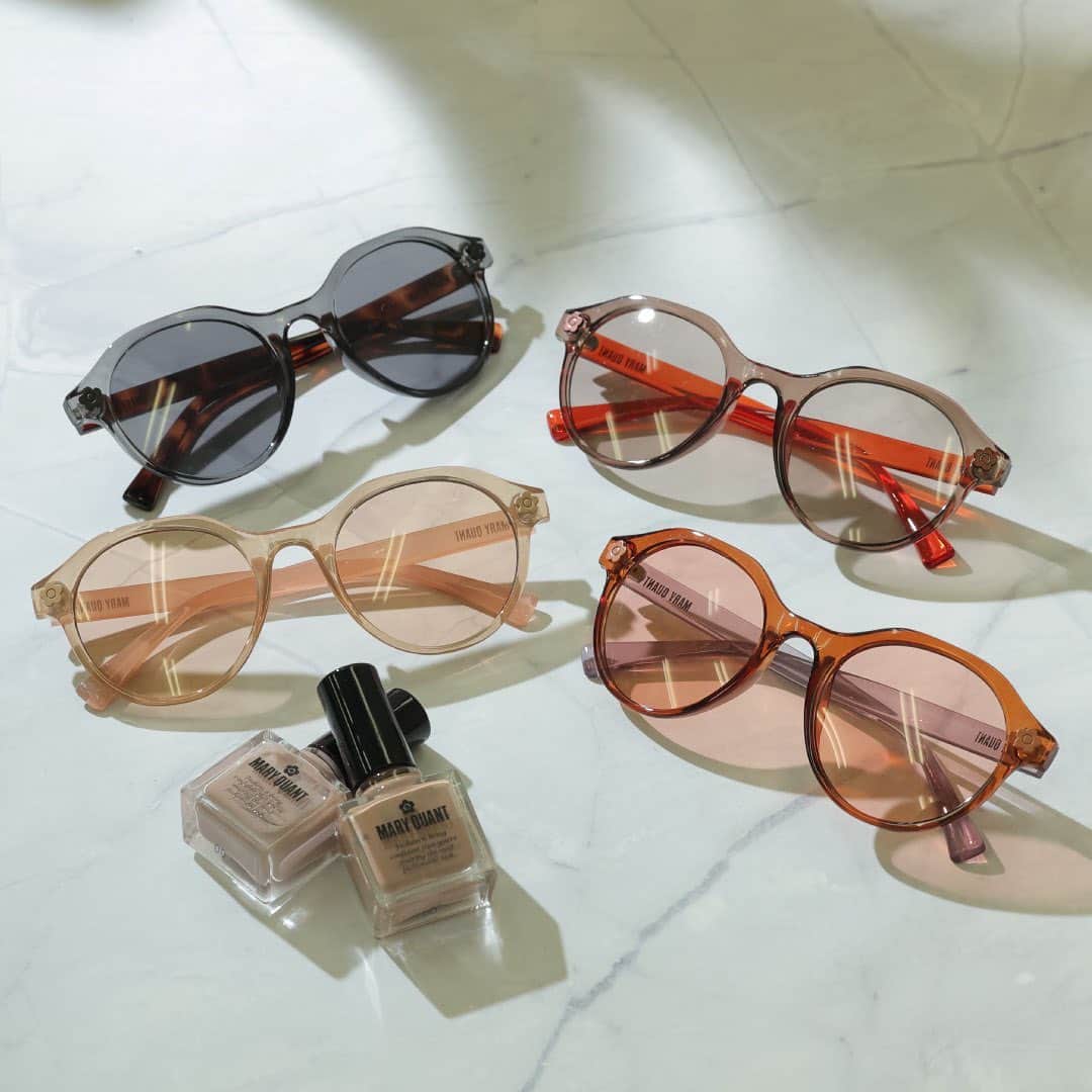 MARY QUANT officialのインスタグラム：「- 配色を効かせた遊び心のある サングラスが登場！ ベージュ×クリームピンクは オンラインショップ限定カラー - #メタルポイントバイカラーサングラス - オンラインショップにて ラッピング無料キャペーン開催中！ 日頃の感謝を込めて 母の日の贈りものをしませんか？ - #MARYQUANT #2023SUMMER #NEWITEMS #FASHION #SUNGLASS - #マリークヮント #サングラス #カラーサングラス #夏小物」