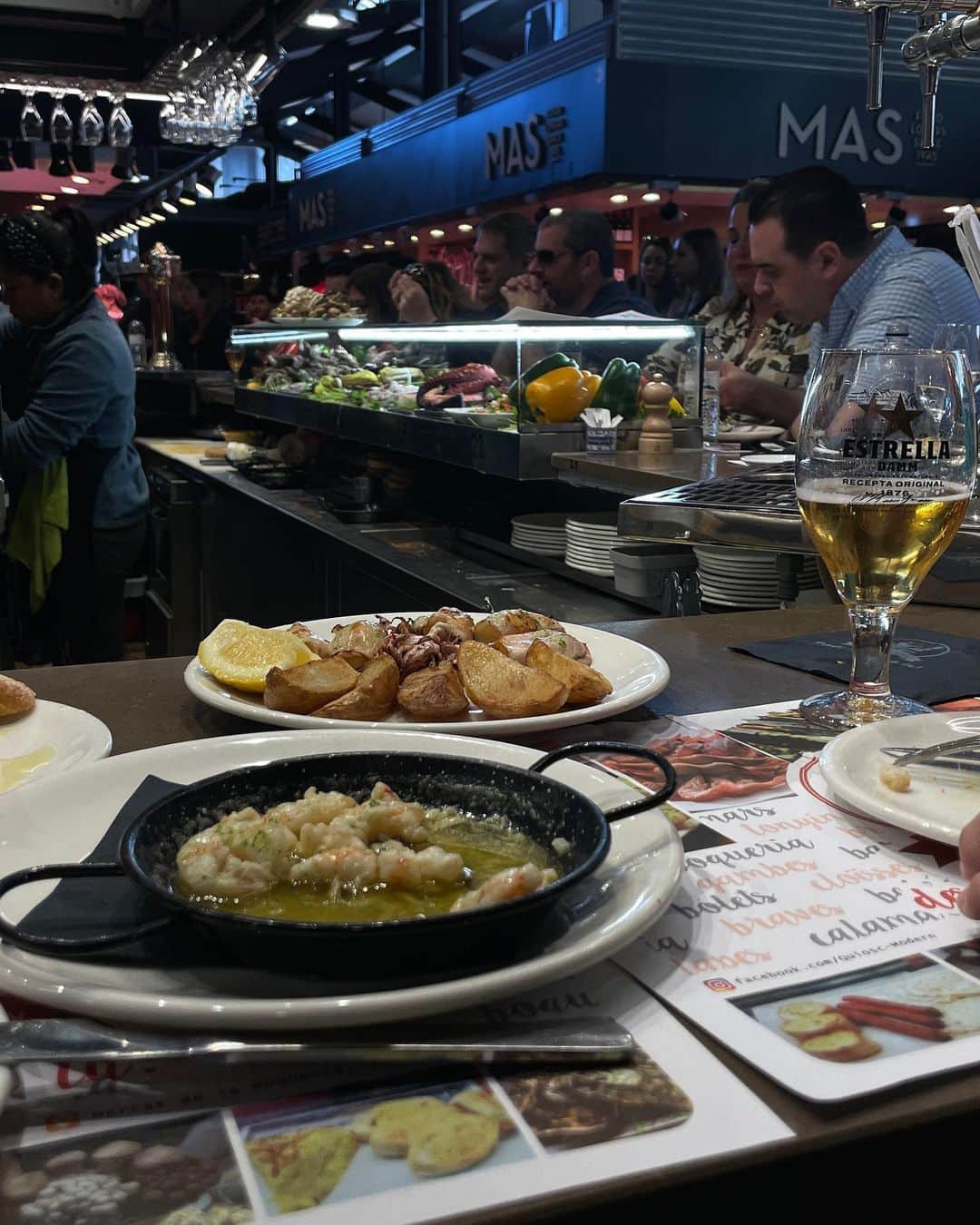 柿本絢菜 (24)さんのインスタグラム写真 - (柿本絢菜 (24)Instagram)「스페인 바르셀로나 먹방 vo.2  시장 안에서 이것저것 먹어보고 테이블 앉아서 맥주 한잔… 토마토 바켓이 평범한 맛인데 중독된다.  まだまだ続くよスペイン食。 ブケリア市場でちょこちょこ食べ。最後はお店でビールとおつまみを。トマトバゲット、妙にうまい🥖🍅」4月17日 11時41分 - aa_2.8