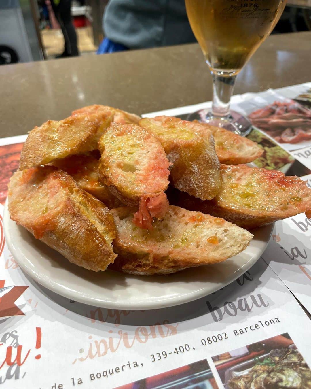 柿本絢菜 (24)さんのインスタグラム写真 - (柿本絢菜 (24)Instagram)「스페인 바르셀로나 먹방 vo.2  시장 안에서 이것저것 먹어보고 테이블 앉아서 맥주 한잔… 토마토 바켓이 평범한 맛인데 중독된다.  まだまだ続くよスペイン食。 ブケリア市場でちょこちょこ食べ。最後はお店でビールとおつまみを。トマトバゲット、妙にうまい🥖🍅」4月17日 11時41分 - aa_2.8