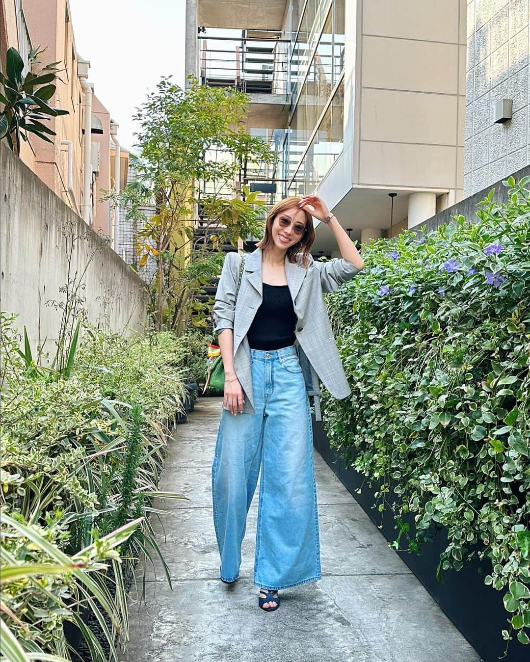 のインスタグラム：「夏みたいな日🌞  🕶 @999.9_fournines  👖　@allureville_official  🎽　@zara  🧥　@maisonspecial_women  👜　@chanelofficial  🧣　@hermes  👠　@jimmychoo」