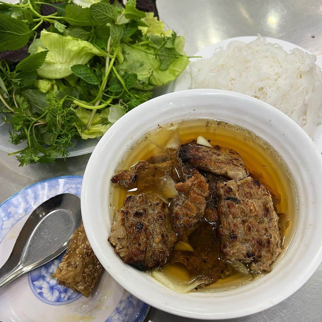 畑亜貴さんのインスタグラム写真 - (畑亜貴Instagram)「ベトナムの食事はとても美味しい。米の麺大好き。特にChèは豆、芋、寒天がココナッツミルクと合わさってベトナム版ぜんざいというかあんみつというか、毎日食べたい(食べてた)。  越南的食物很好吃。我非常喜欢米面和甜点！  베트남의 음식은 훌륭했습니다. 나는 쌀국수와 과자를 좋아합니다!  The food in Vietnam was wonderful. I love rice noodles and sweets!  La comida en Vietnam era maravillosa. Me encantan los fideos de arroz y los dulces.」4月17日 11時45分 - akihata.jp