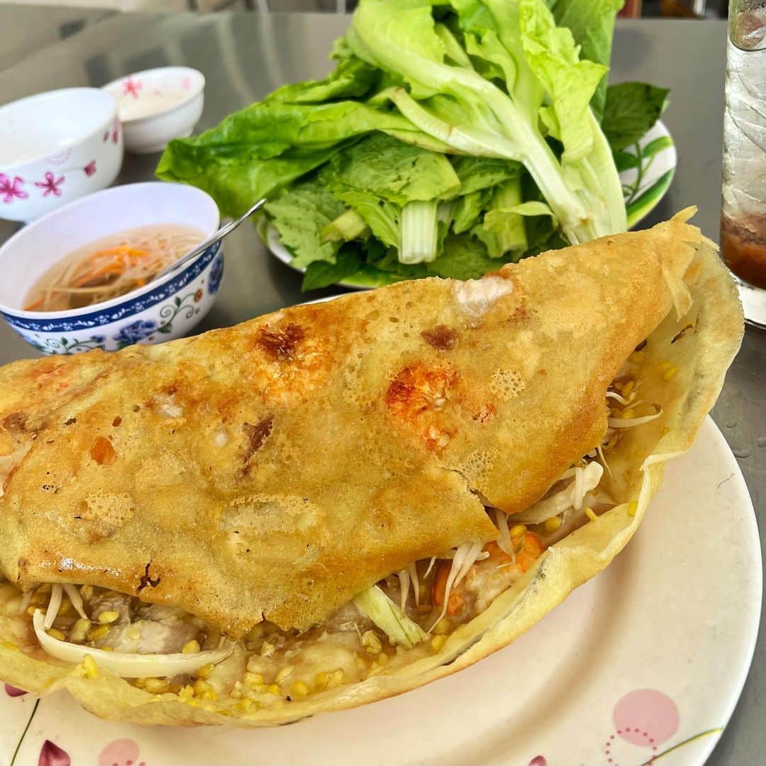 畑亜貴さんのインスタグラム写真 - (畑亜貴Instagram)「ベトナムの食事はとても美味しい。米の麺大好き。特にChèは豆、芋、寒天がココナッツミルクと合わさってベトナム版ぜんざいというかあんみつというか、毎日食べたい(食べてた)。  越南的食物很好吃。我非常喜欢米面和甜点！  베트남의 음식은 훌륭했습니다. 나는 쌀국수와 과자를 좋아합니다!  The food in Vietnam was wonderful. I love rice noodles and sweets!  La comida en Vietnam era maravillosa. Me encantan los fideos de arroz y los dulces.」4月17日 11時45分 - akihata.jp