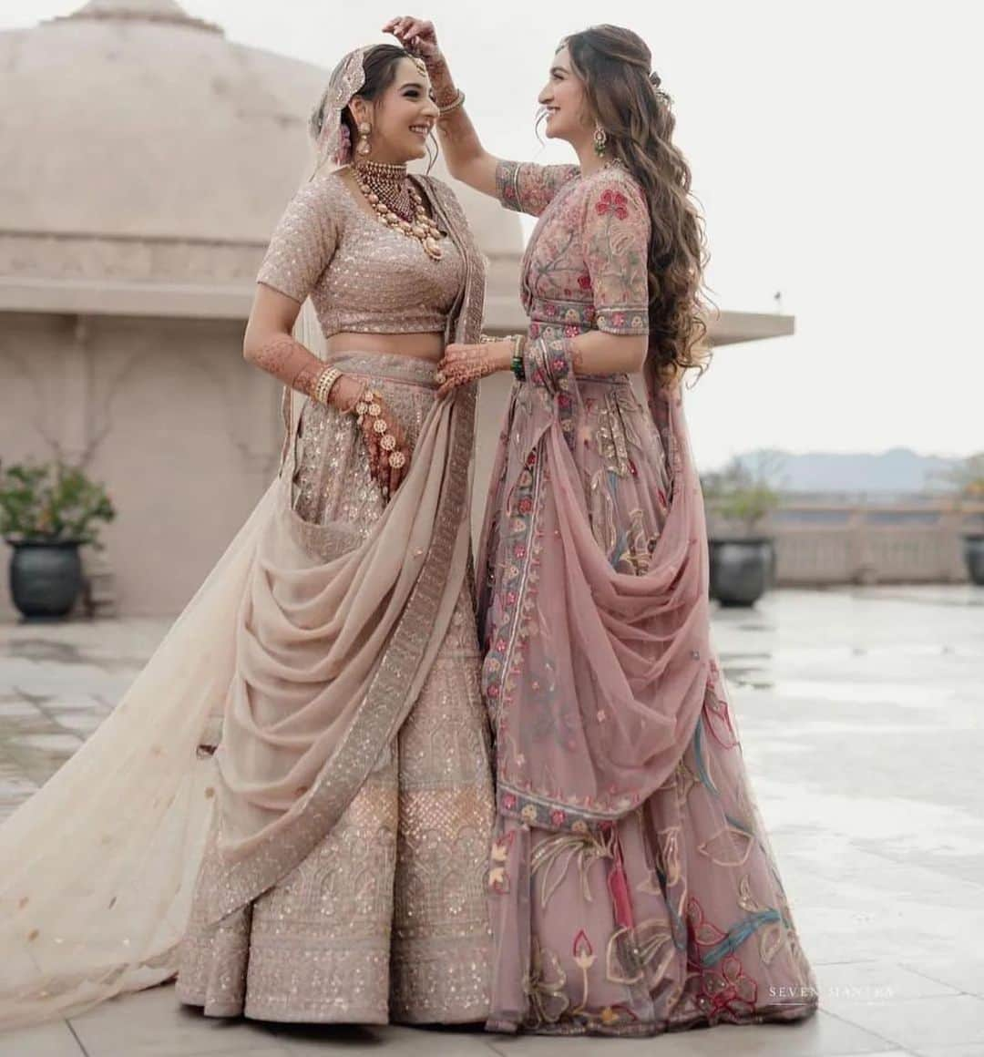 Indianstreetfashionのインスタグラム：「This gorgeous sister duo lighting up the frame .. 🥰  #indianstreetfashion @indianstreetfashion #indianwedding #weddings #wedding #weddingsofinstagram #instawedding  #bridesofindia #bridesofinstagram #indianbridaloutfit #bridaloutfit #weddinglook  #bridestyle #jewellery #weddinginspo #weddingplanner #weddingblogger #couture #weddingjewellery #stylefile #bridalbeauty #weddingseason #indiandesigner #indianfashion #sisterofthebride  👯‍♀️: @sonakshipatni & @samikshapatni  Mua : @dollyouup_bys | 📷: @sevenmantrafilms」