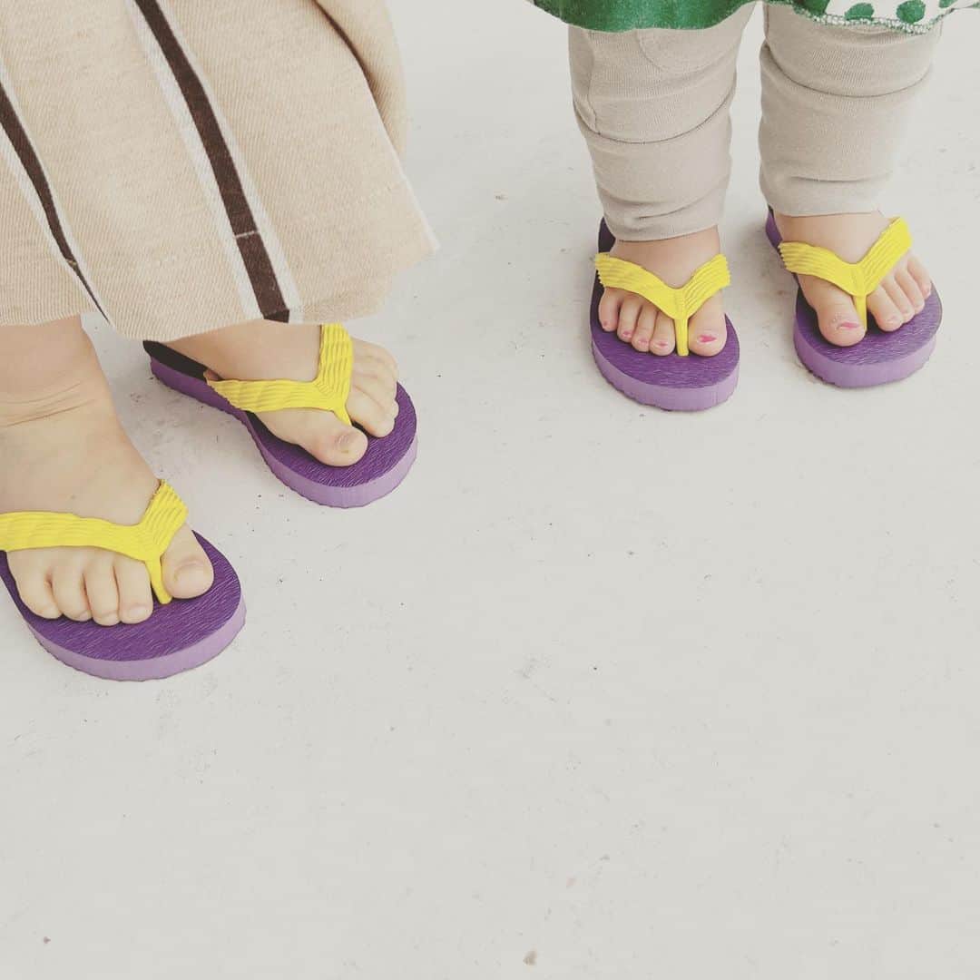 KIKIのインスタグラム：「今シーズンの姉妹のビーサン 子どもの足ってむにむにで本当に可愛い💛 #げんべい #椿と柊」