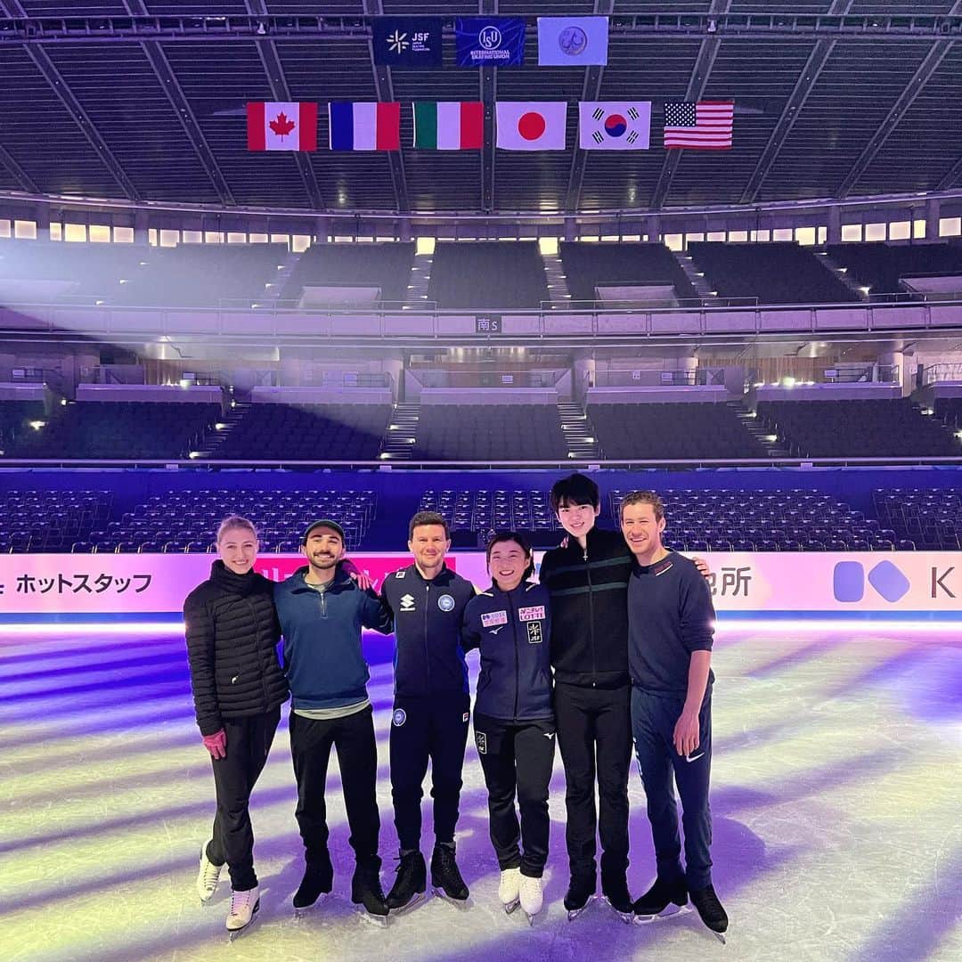 ジェイソン・ブラウンのインスタグラム：「🇨🇦🇫🇷🇮🇹🇯🇵🇰🇷🇺🇸  #teamcaptains🫡  #wttfigure #figureskating」
