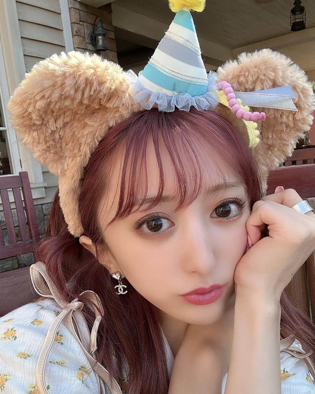 のインスタグラム：「disneysea🫶💕  このカチューシャ可愛くてお気に入り♡  #disneysea #ディズニー #ディズニーコーデ #ディズニーランド #tokyodisneyland #disneyland #ディズニー40周年 #disneygram #40周年 #ディズニーフード #ディズニーグッズ #ダッフィー #ダッフィーコーデ #ダッフィーフレンズ #epine #コーデ #フレンチガーリー #ガーリーコーデ #淡色コーデ #コーデ #ディズニーカチューシャ」