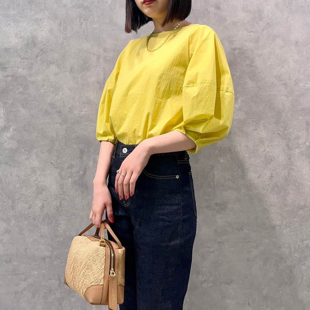 デミルクス ビームス 新宿のインスタグラム：「. 🌱STYLING🌱 . 爽やかなイエローのブラウスが目を惹きます👀 ランタンスリーブでボリュームのあるトップスはすっきりとしたデニムと合わせるのもGOOD🫶🏻 . #demiluxebeams  #demiluxe_beams_shinjuku  #demiluxebeams_yamada」